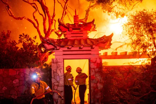 洛杉磯野火失控!災情擴大延燒5大區域 至少5死13萬人逃離家園
