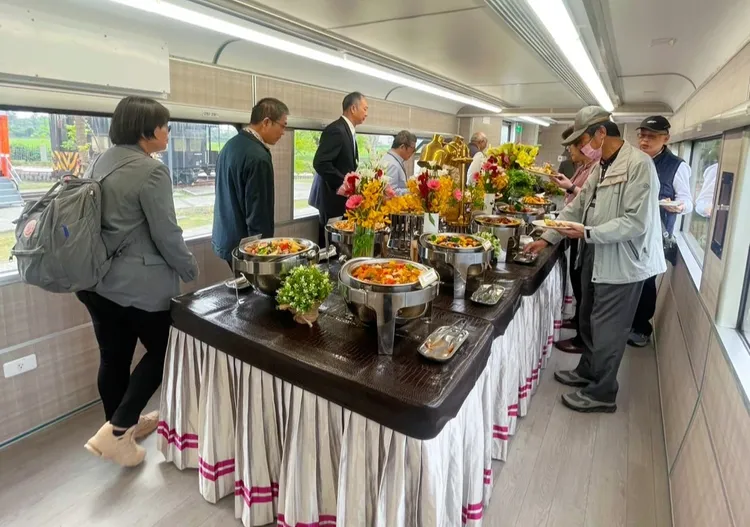 台鐵屏東潮州鐵道文化園區19日開箱水晶車廂，可提供餐食、會議服務。台鐵提供