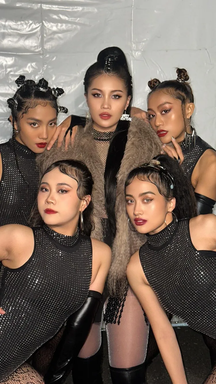 阿布絲與舞群。華納音樂提供