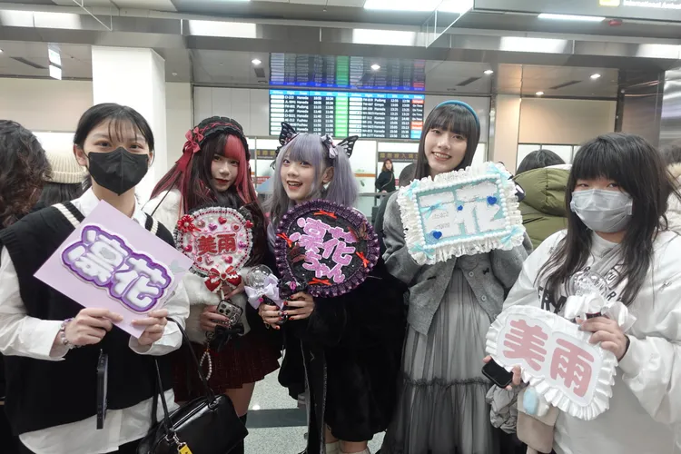 粉絲準備應援版迎接偶像。寬宏藝術提供