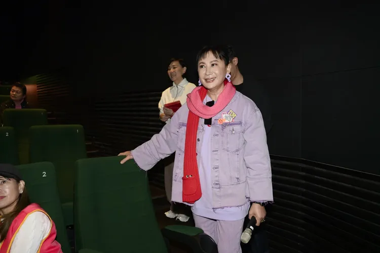 陳亞蘭包場支持，直讚電影《交換禮物》感動人心。圖／社團法人台灣優質生命協會、寬魚國際提供