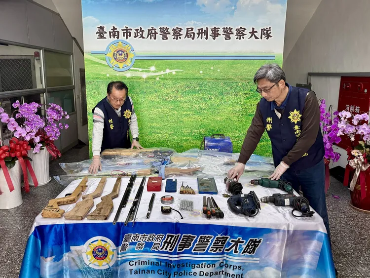 警方在張嫌家中起出大批改造槍械與工具。翻攝畫面