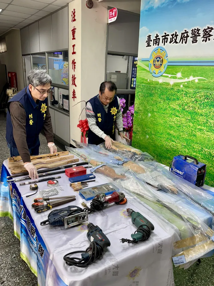 警方在張嫌家中起出大批改造槍械與工具。翻攝畫面