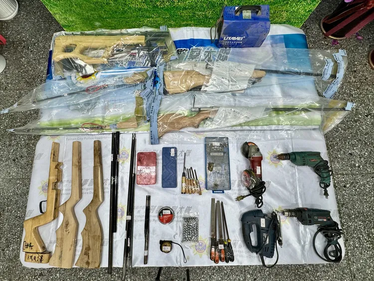 警方在張嫌家中起出大批改造槍械與工具。翻攝畫面