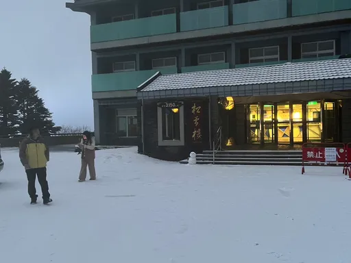 合歡山降雪了!松雪樓周遭如裹糖霜 台14甲線車輛限掛雪鏈