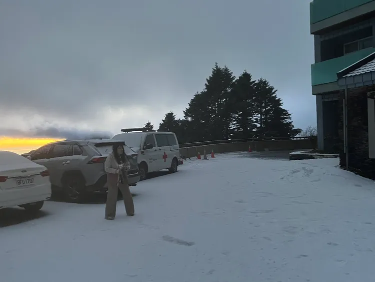 合歡山松雪樓前積雪0.5公分，地面像是撒上一層糖霜。林業保育署南投分署提供