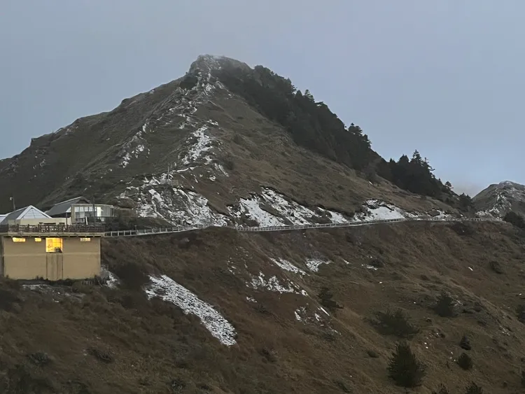 合歡山昨晚飄雪，山頭殘雪未退。林業保育署南投分署提供
