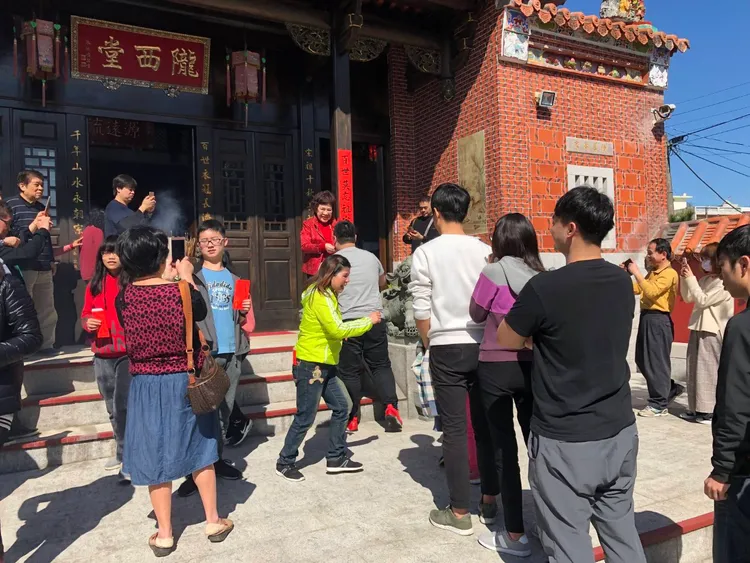阿姑春祭發紅包出現排隊人龍。李朝永提供