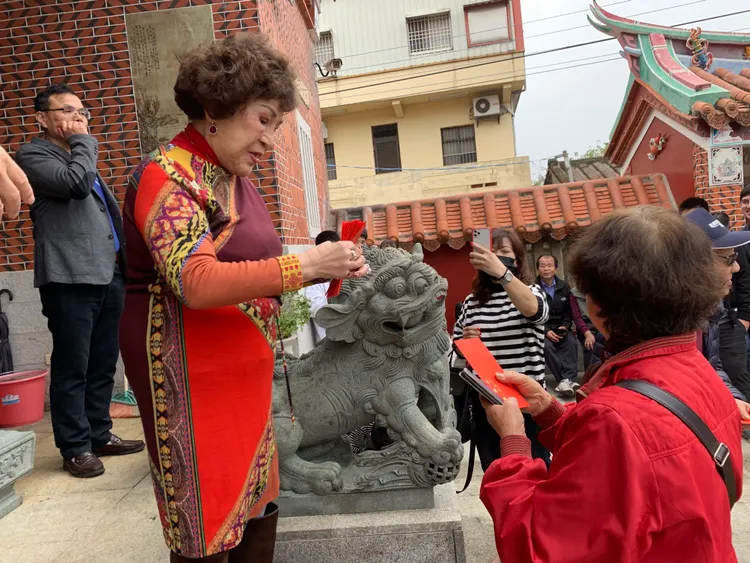 阿姑會在春祭時發紅包分享喜氣。李朝永提供