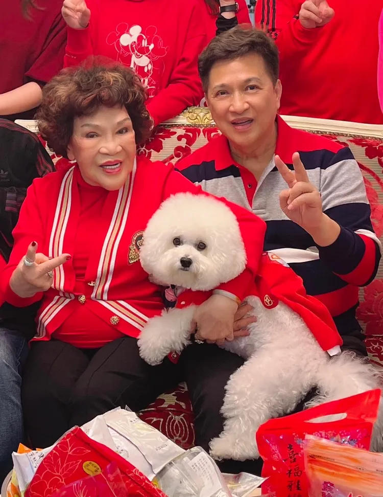 阿姑和李朝永抱著愛犬甜甜一起過新年。李朝永提供
