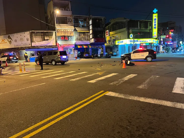 初步研判為休旅車闖紅燈，左轉時又「切西瓜」。民眾提供