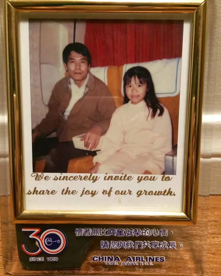 旺福推機（右）分享小時候與爸爸一起搭乘華航的紀念照。圖／摘自臉書