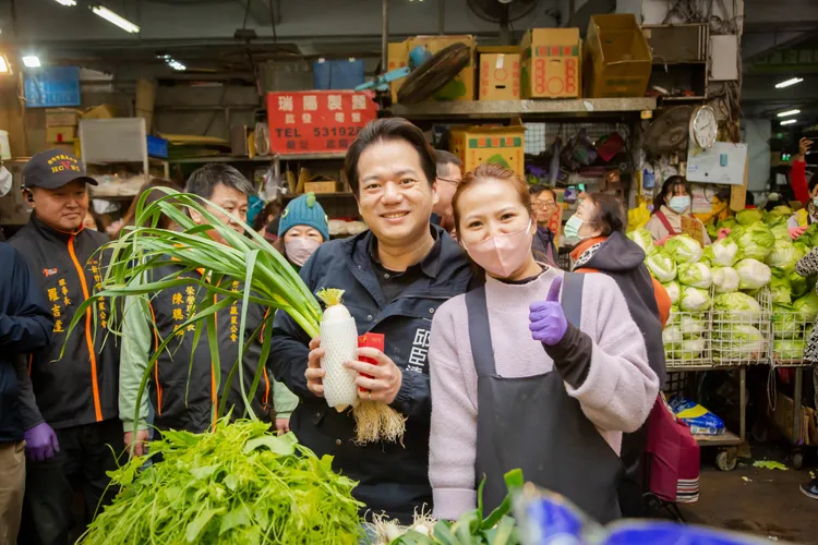邱臣遠向商家拜早年。新竹市府提供