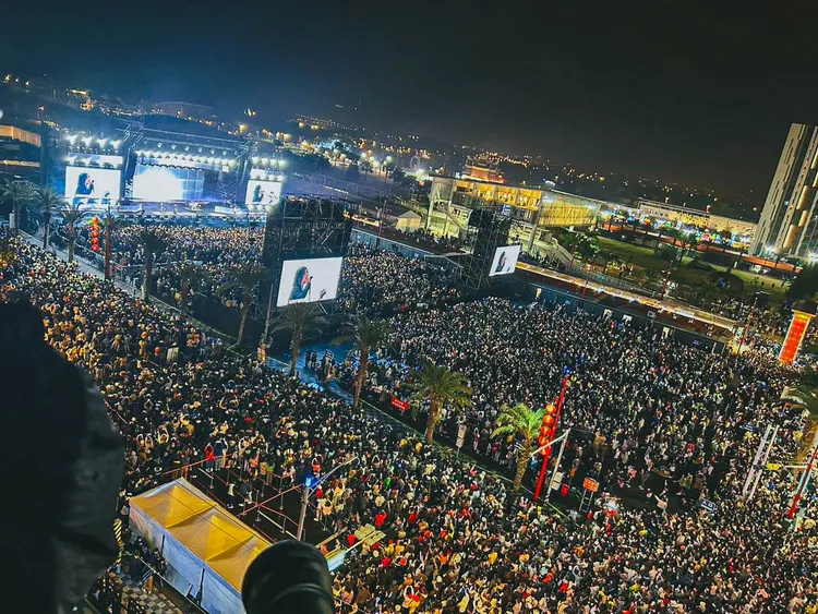 五月天號召《一路向東》公益演唱會，吸引海量人潮。相信音樂提供