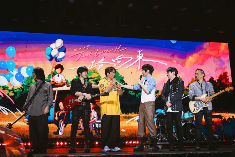 阿信（右三起）邀周思齊擔任大巨蛋嘉賓。相信音樂提供