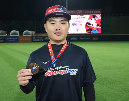 他被觸身球打到眼睛中斷棒球路!仍到場見證輔大奪冠 「我不能倒下來」