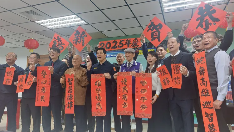 市警局邀請到書法名家現場揮毫，書寫「雄警護民」、「護民有方」、「警守平安」、「智慧防詐」、「警心為民」等春聯宣導打詐。凃建豐攝