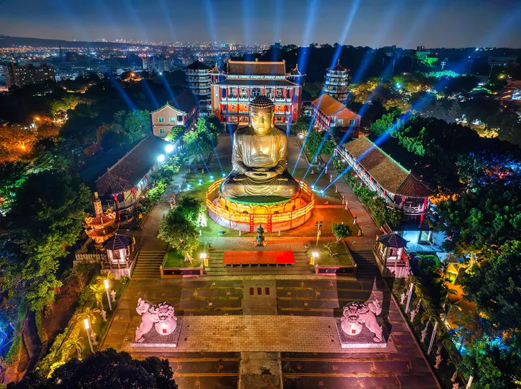 八卦山大佛風景區有「123木頭人」的趣味遊戲，並結合月影燈季的emoji祈福互動。縣府提供