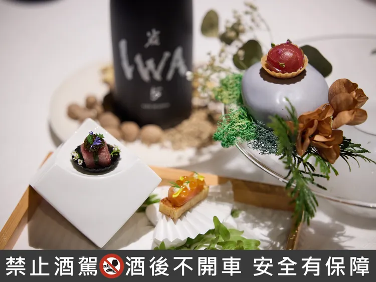 IWA是一款會因為溫度表現有明顯差異的酒款，5℃雪冷IWA，在這個溫度下的香氣會是比較呈現出華麗的果香中隱藏些微堅果，味道彷如凝縮起來的水果一般，並帶有些微的酸度，可以增加食慾，並引出食材中的Umami鮮味，也可以加深晶凍醬汁的味道。業者提供