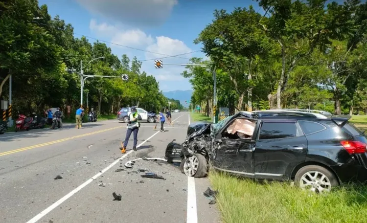 旗山分局陳警追逐違規騎士，撞上BMW休旅車與另輛車。翻攝畫面