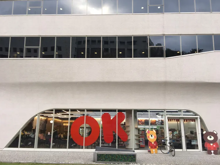 台中國圖門市外觀以簡約俐落風格呈現。OKmart提供
