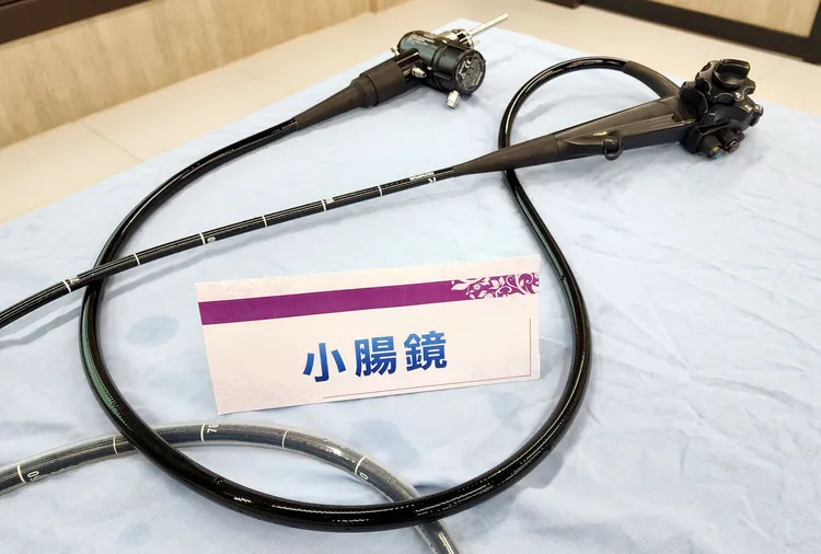 小腸鏡結合氣囊式小腸鏡套管，可由口、肛門進入處理出血點。永康奇美醫院提供