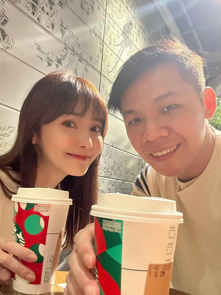 陳子玄（左）曬夫妻自拍祝老公生日快樂。翻攝陳子玄臉書