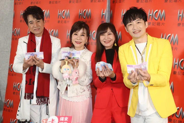 台語歌后龍千玉今（領軍豪記唱片師弟妹林琇琪，葉諾帆與柯俊傑攜手逛年貨大街。彭欣偉攝