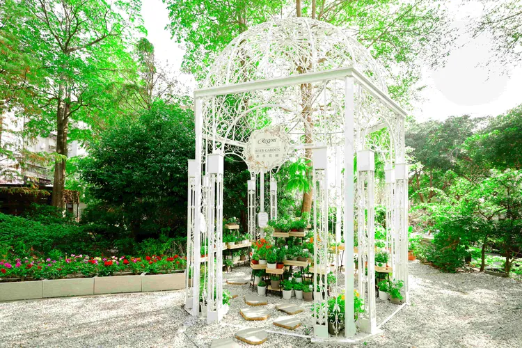 台北晶華酒店於2023年獲得EarthCheck認證並於2024年啟動永續餐桌計劃，透過AI廚餘系統、香草花園和友善雞蛋等措施，推動低碳飲食並將NG食材創新轉化為美味佳餚。台北晶華酒店提供