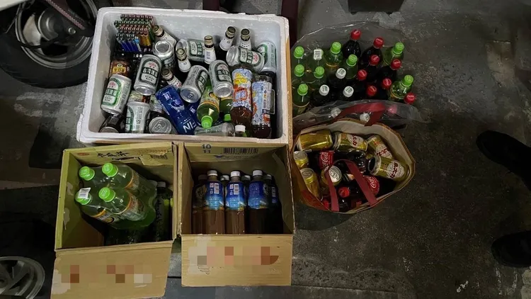 鄭男等人搬了約一萬元的飲料。警方提供