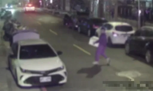 新北板桥5汽车违停杂货店前 竟是7恶煞押人狂搬饮料抵债