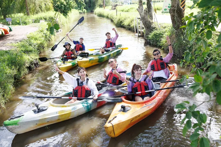 藝人們開心玩泛舟。好看娛樂提供