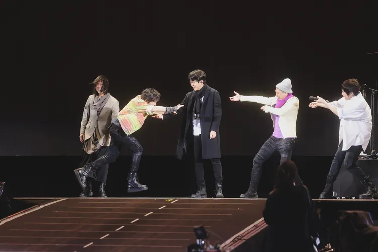 五月天桃園最終場垃圾話齊發，挖坑互跳。圖／相信音樂提供