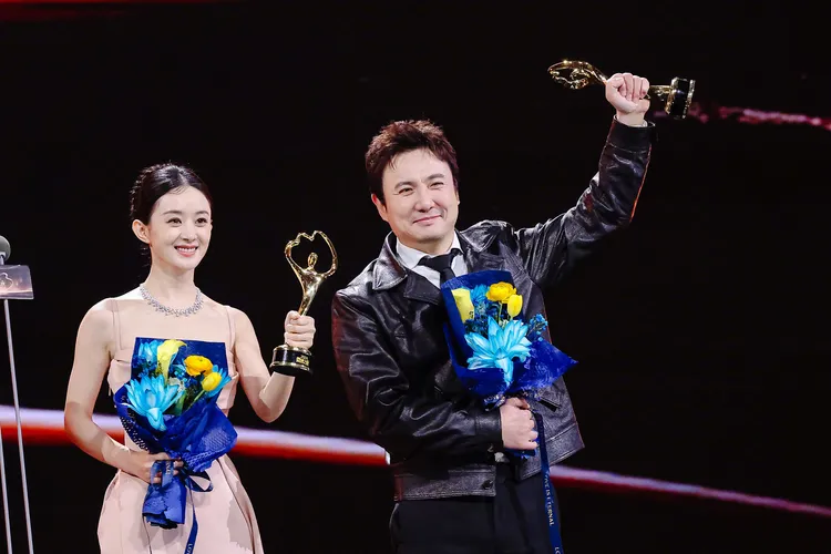 趙麗穎（左）和沈騰獲得「微博QUEEN」、「微博KING」。翻攝微博之夜微博