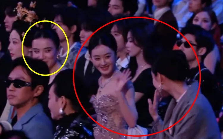 趙麗穎和倪妮揮手打招呼（紅圈處），宋佳（黃圈處）露出耐人尋味的笑容。翻攝星姐微博