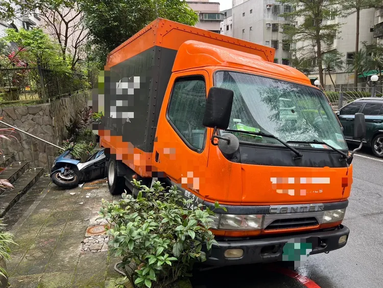 物流司機疑似停斜坡又忘記拉手煞車釀禍。翻攝畫面