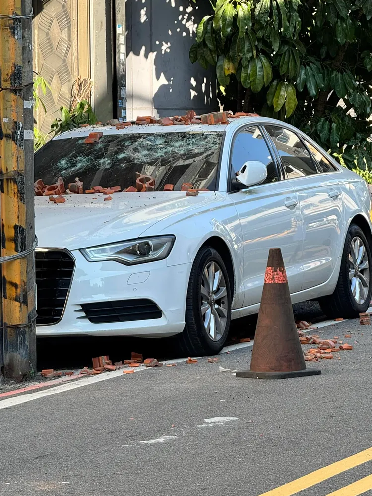 一台奧迪遭磚頭空襲變凹迪。翻攝《爆料公社》