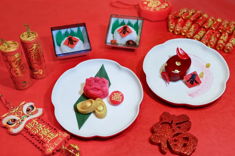 期間全艙等推出年節甜點，可吃到祥獅造型紅龜粿、元寶造型糕點等。華航提供