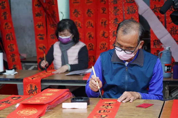 現場揮毫。新竹市警局提供