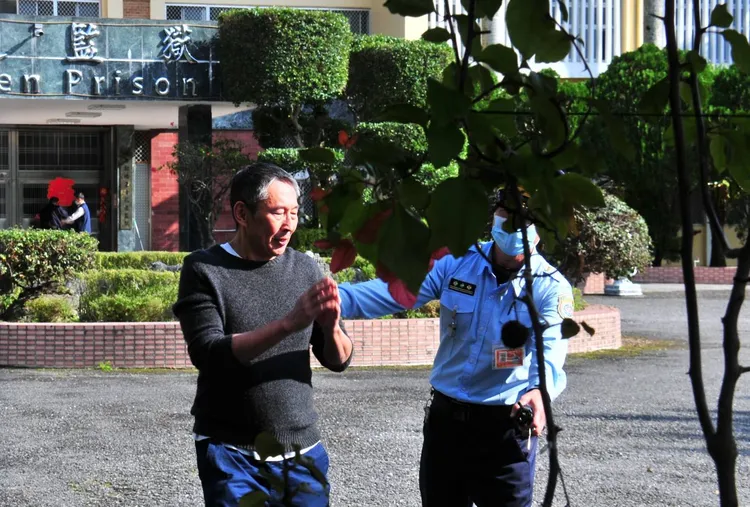 鈕承澤簡短受訪雙手合十直說謝謝。民眾提供