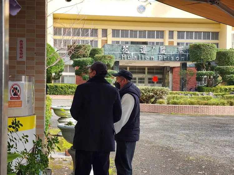 鈕承澤的兩位友人來接風。民眾提供