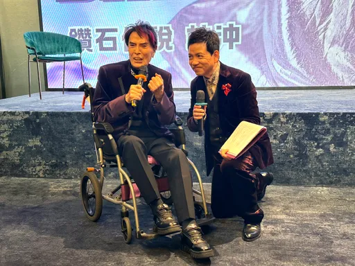 直擊|「鑽石歌王」林沖輪椅上掩面痛哭 哽咽曝92歲心願