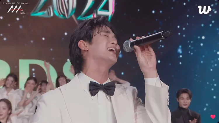 金秀賢上周參加AAA頒獎典禮，現場被cue唱歌，馬上清嗓開唱。翻攝weverse