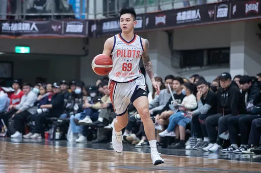 壹...
![台籃接班人是他!盧峻翔生涯第5次拿下月MVP 寫下PLG紀錄