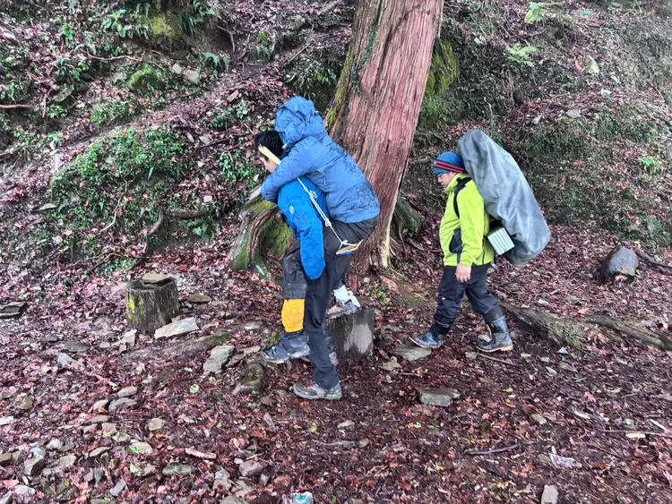 救援人員花了7個小時入山，再輪流背負5小時將傅姓女登山客救下山。民眾提供
