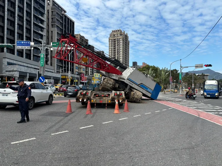 吊車滑落意外現場，警員進行交通疏導。翻攝畫面