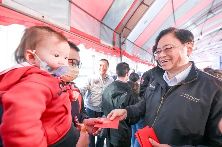 張善政贈送福袋予採買民眾。桃園市府提供