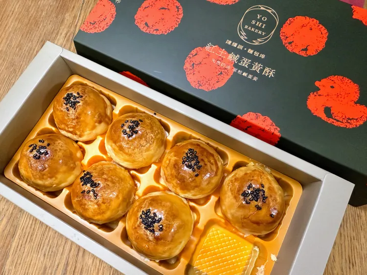 陳耀訓麵包埠的蛋黃酥改為8顆，但售價仍為900元一盒。許家柔攝