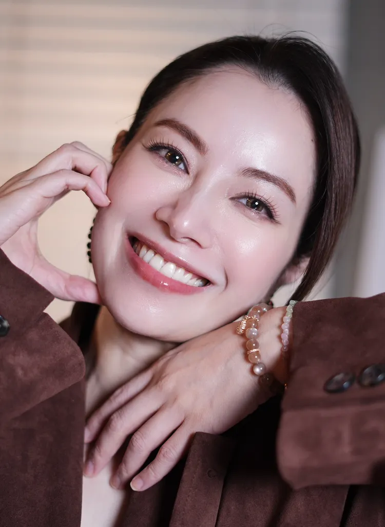 徐懷鈺曬出自己巧手串的水晶手鍊成品。彭欣偉攝

水晶提供：衍衍水晶