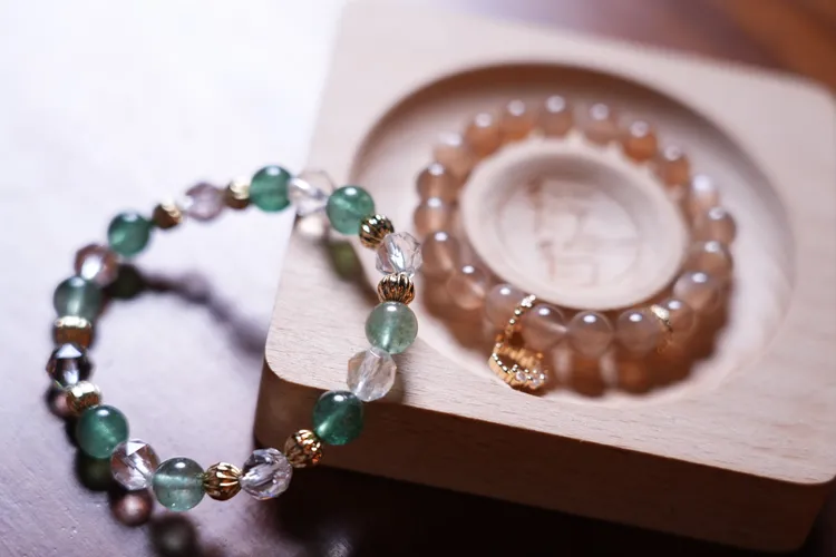 徐懷鈺為《壹蘋》讀者親手製作分別名為「當流星畫過夜空的一瞬間」及「招來進寶」兩條手鍊。彭欣偉攝

水晶提供：衍衍水晶